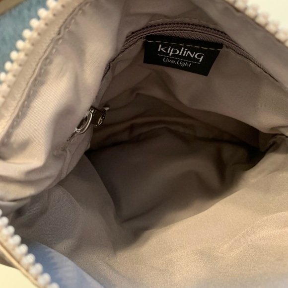 Kipling Keiko Metallic Glow crossbody/Shoulder bag in pale gold. - Picture 4 of 9